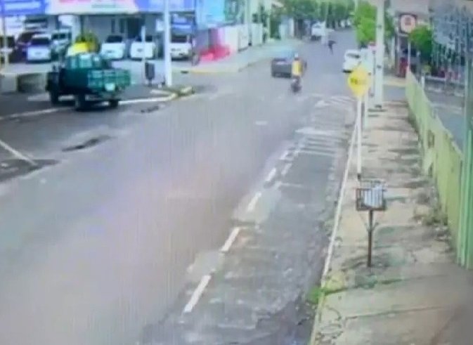 Mulher é arremessada e morre após carro invadir preferencial e bater em moto que ela pilotava