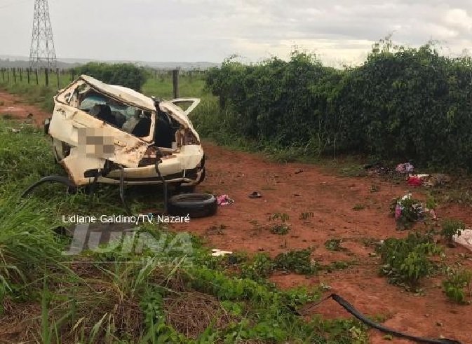 Carro capota com três pessoas na MT 170