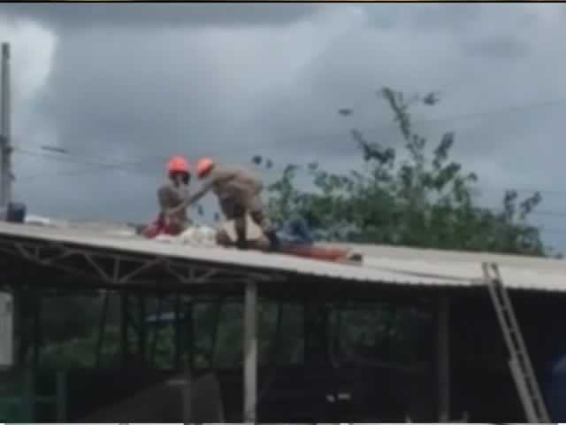 Homem recebe descarga elétrica ao tentar instalar placa solar em barracão