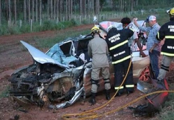 Motorista bate em caminhão, fica preso às ferragens e morre em MT
