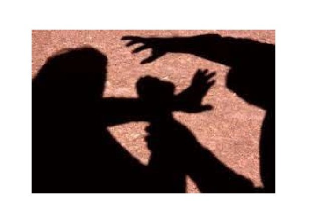 Mulher denuncia ex-marido após ele tentar roubar beijo e ameaçá-la