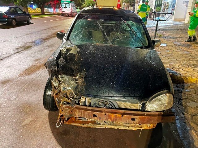 EXCLUSIVO: Motorista em Colíder acaba preso após chocar-se contra carreta parada na perimetral. (Fotos)