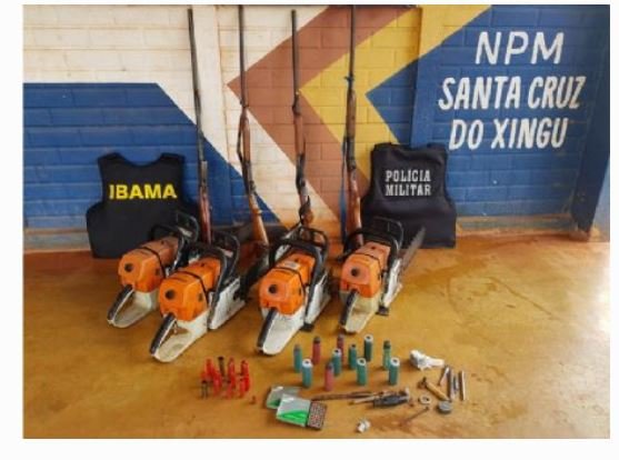 IBAMA e PM apreendem retroescavadeira, armas e motosserras em área de desmatamento em Santa Cruz do Xingu