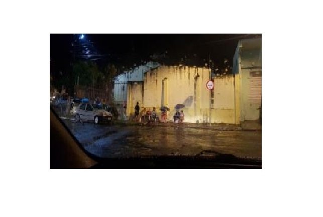 Sob chuva, cidadãos formam fila para receber ossinho um dia antes da doação