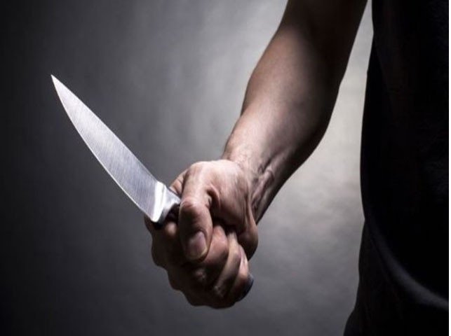 Homem dá chute na mãe e tenta esfaqueá-la; Irmã também foi agredida