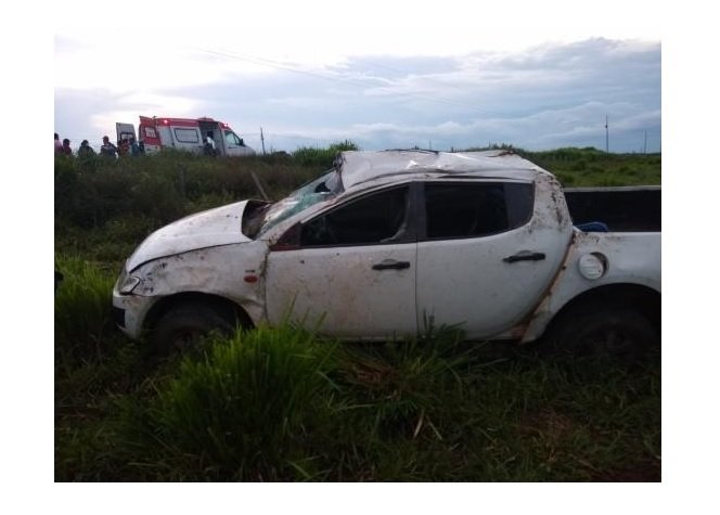 Cinco pessoas, entre elas uma criança de 03 anos, ficam feridas em capotamento de camionete