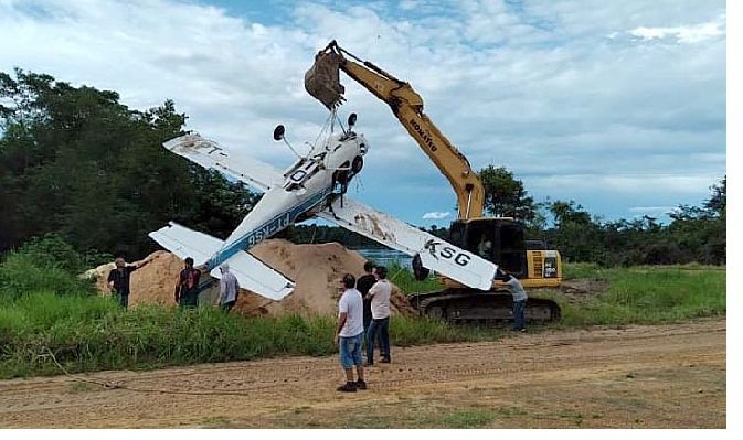 Aeronave que caiu ao tentar pouso é retirada do rio Teles Pires