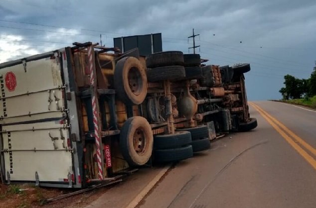 Caminhão carregado com 8 toneladas de gelo tomba na MT-320 em Colíder