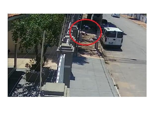 Mulher é empurrada por bandido, bate cabeça e desmaia durante roubo de carro