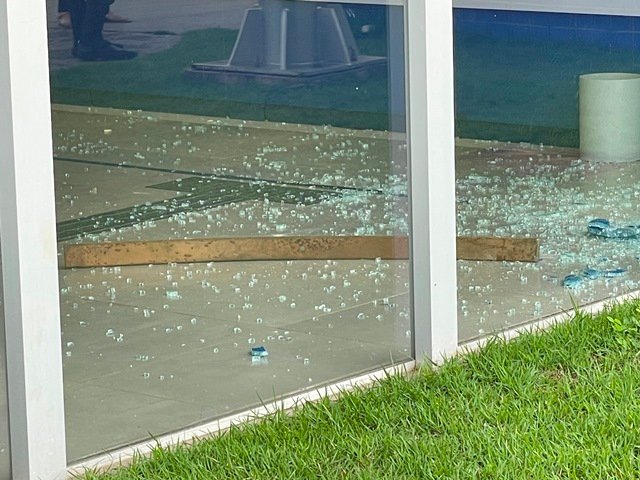 URGENTE: Bandidos em Colíder tentam explodir caixas eletrônicos da Caixa Econômica Federal. (Fotos)