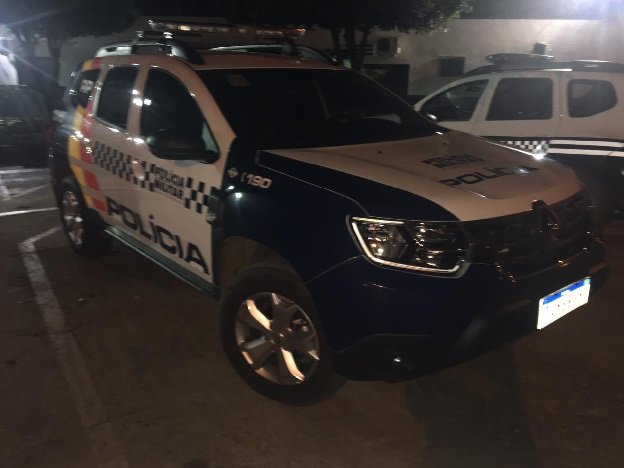 Homem ameaça estuprar irmã e em camburão, bate a cabeça em grade e xinga policiais