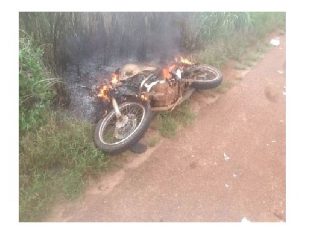 Motociclista fica ferido ao bater em carro que fazia ultrapassagem