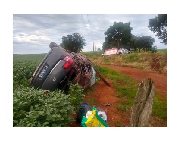 Carro capota em rodovia de MT e motorista fica preso nas ferragens