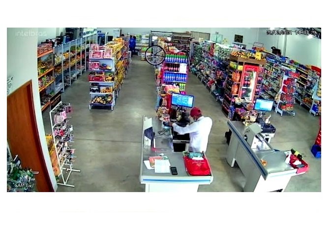 ASSALTO EM SUPERMERCADO E FUNCIONÁRIOS SÃO FEITOS REFÉNS EM GUARANTÃ DO NORTE( VÍDEO).