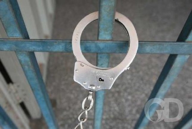 Homem culpa colega por demissão e faz ameaça com arma