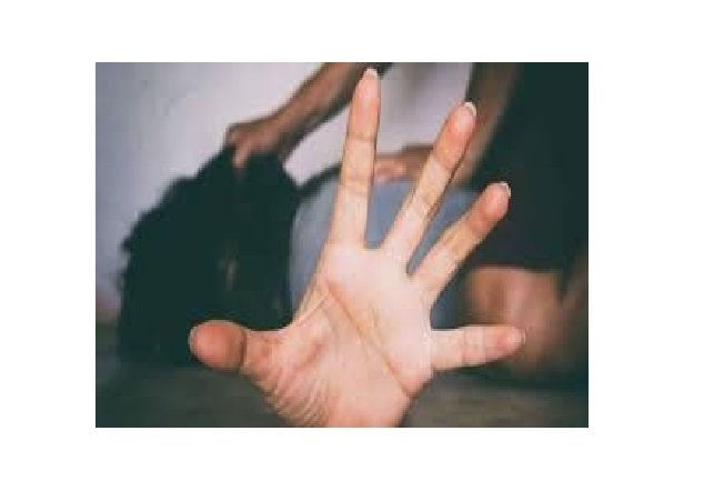 Mulher é espancada por filha e genro após não deixá-los levar cama que ela ganhou