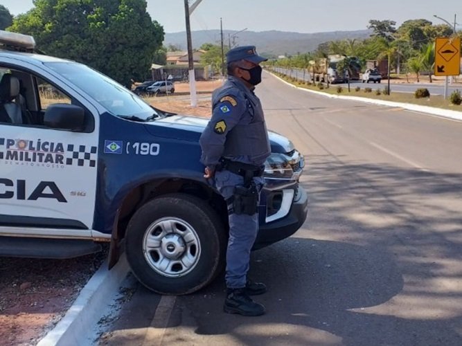 Homem pelado, armado com dois facões invade casa e ameaça matar ex-namorada