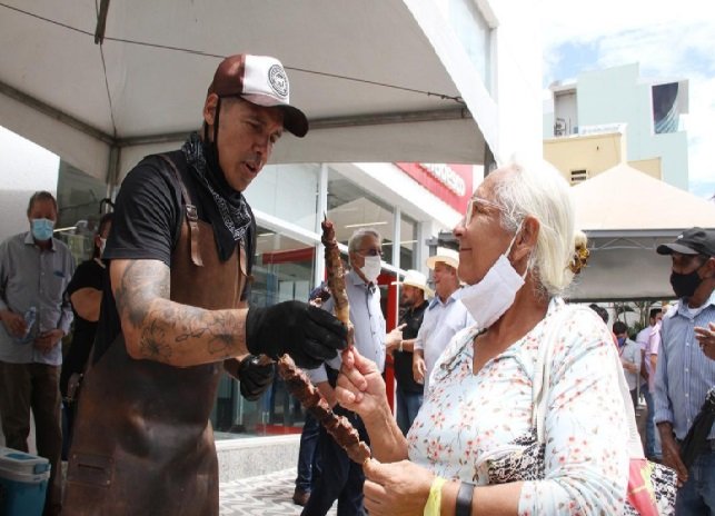 Protesto com churrasco de graça é realizado em Mato Grosso