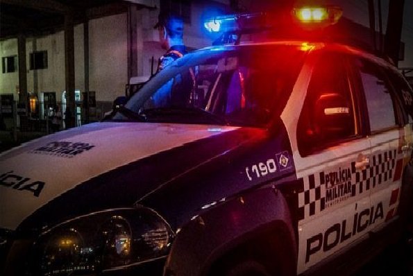 Em Boate, mulher rouba bebida, chama vítima de 'viadinho' e acaba presa