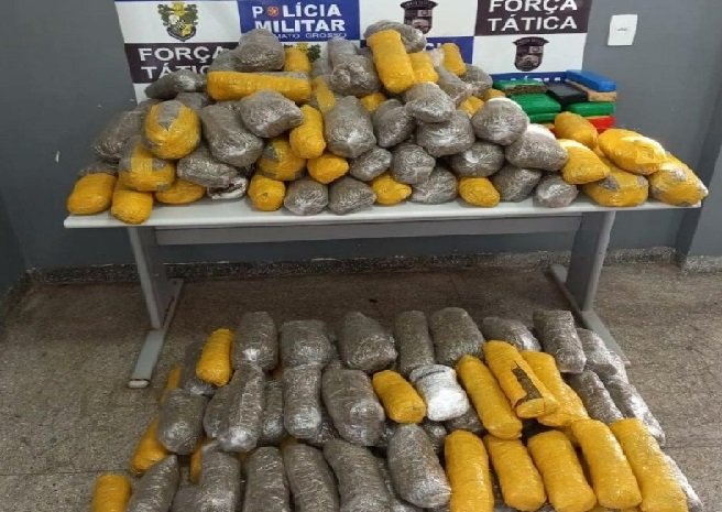 PM fecha depósito e apreende 100 kg de droga e artefatos explosivos