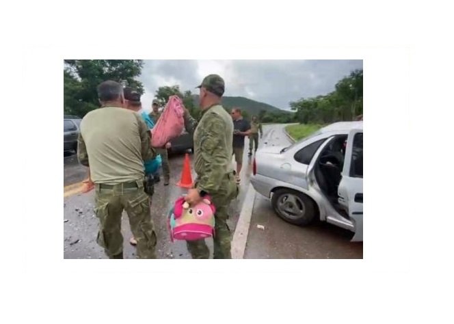 Casal morre após bater carro de frente com ônibus