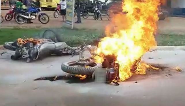 Motos colidem e pegam fogo em avenida em Alta Floresta