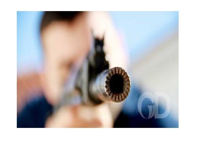 Homem ouve disparo de tiro e encontra o irmão assassinado dentro de casa