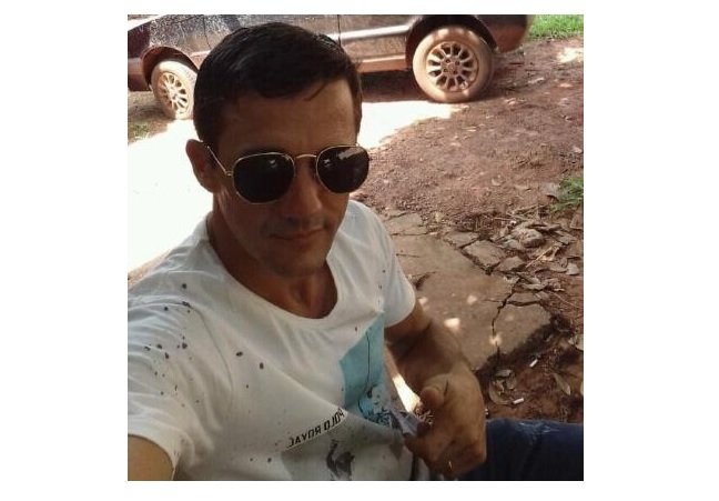 Homem é morto com tiro na cabeça no portão de casa
