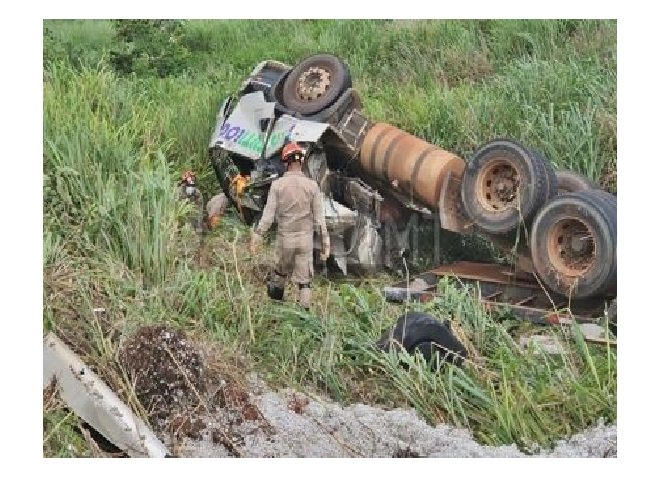 Carreta cai de ribanceira e motorista morre esmagado