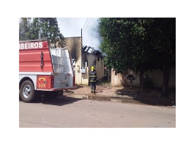 Residência pega fogo e bombeiros são chamados