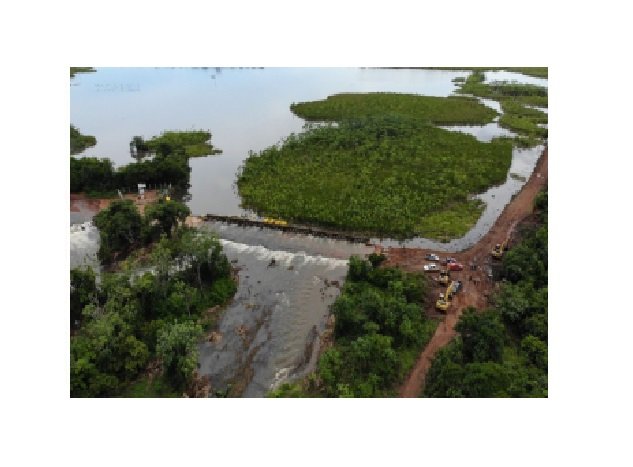 Risco de transbordamento de barragem em MT leva equipe de segurança a dar vazão à água para evitar nível mais crítico
