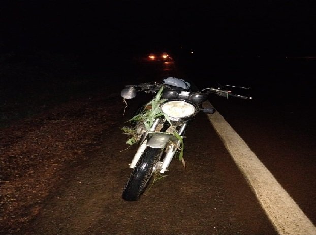 Motociclista perde o controle da direção e sofre queda na MT 320
