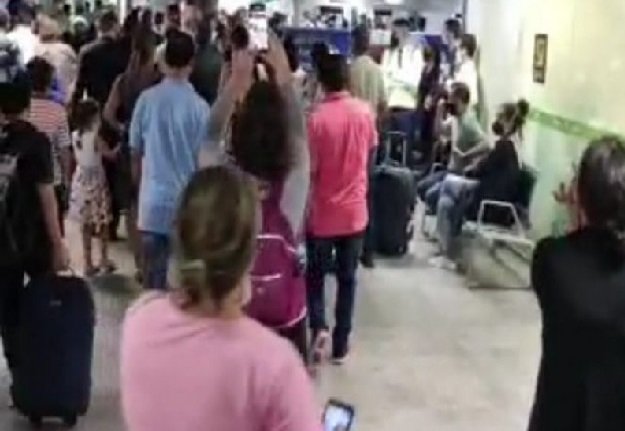 Sérgio Moro é hostilizado durante desembarque em aeroporto