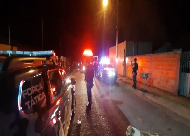 Bandidos armados ateiam fogo em casa com mulher e criança dentro