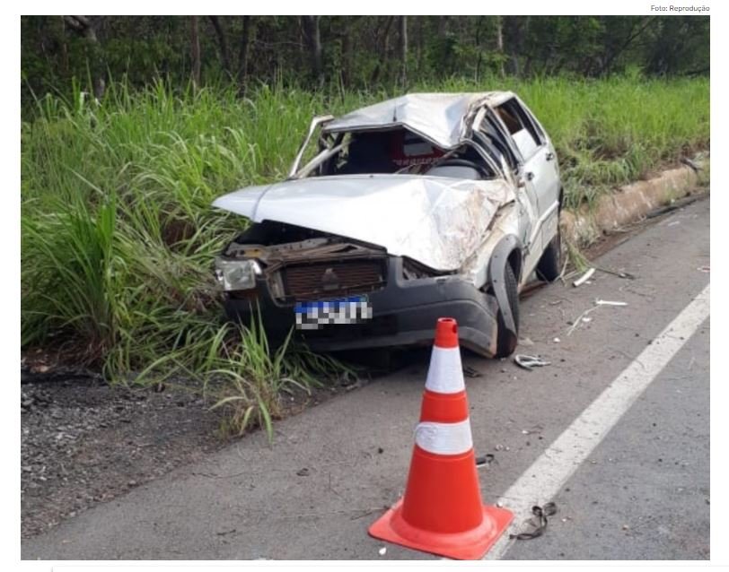 Uno capota na estrada de Chapada e motorista é arremessado para fora do veículo; veja vídeo