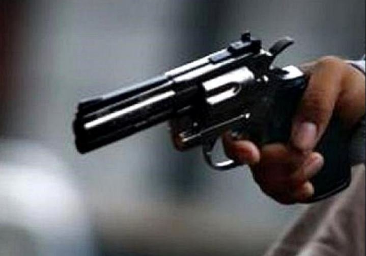Amigas pegam arma e se escondem de homem embriagado