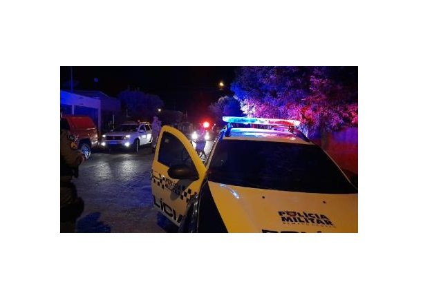 Para fugir de tiros, homem pula muro e é atacado por cães