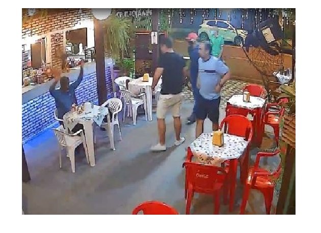 Ladrões invadem lanchonete, rendem clientes e roubam Amarok