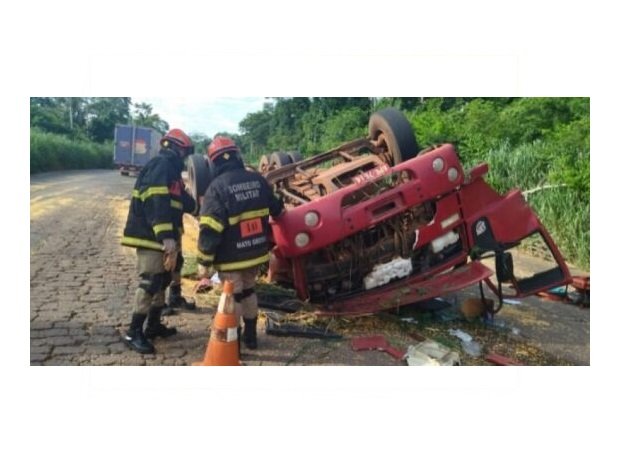 Caminhoneiro morre preso às ferragens em acidente