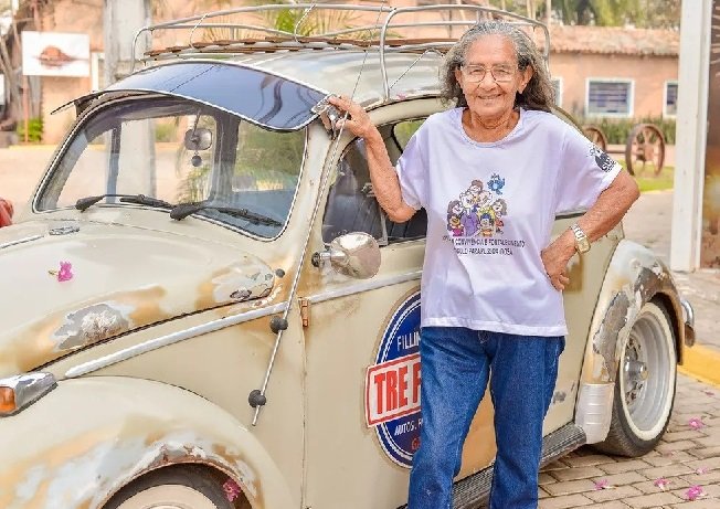 Idosa que fez parte de ensaio fotográfico com fuscas morre atropelada por motocicleta