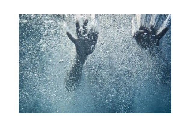 Bebê de 1 ano morre afogado na piscina de casa