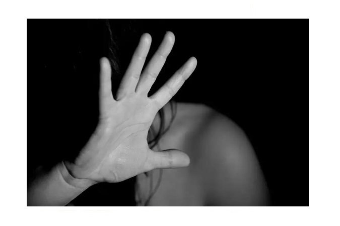 Médico é acusado de passar mão nos seios e vagina de paciente durante consulta