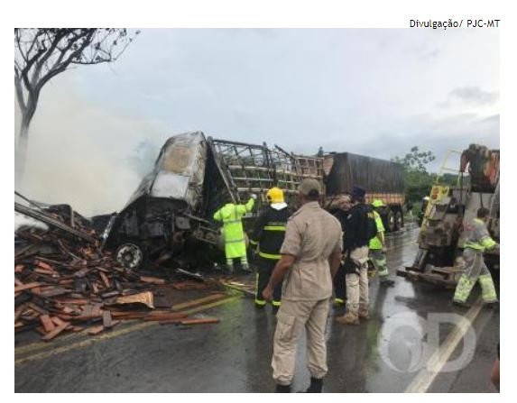 3 corpos carbonizados são encontrados após colisão entre veículos