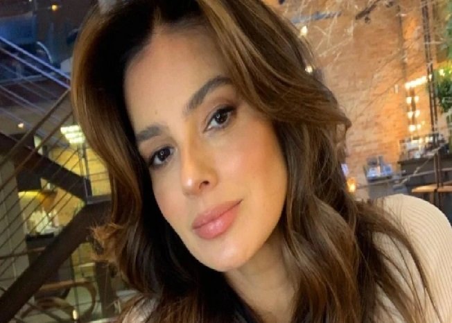 Vera Viel, esposa de Rodrigo Faro posa de biquíni em lancha