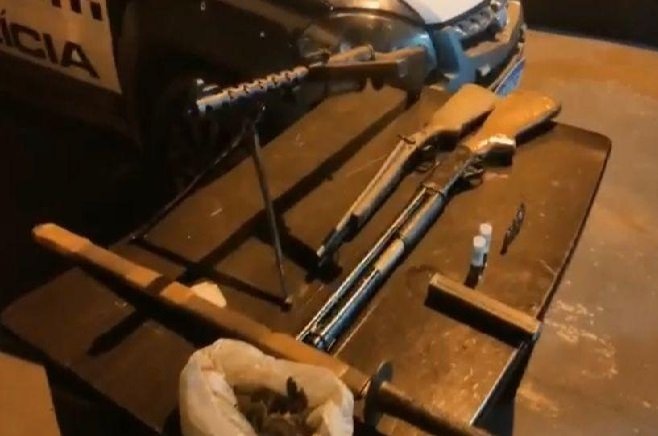 Homem é preso com submetralhadora e duas espingardas no interior de MT