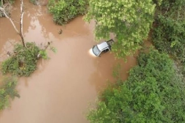 Casal é resgatado após carro ficar submerso em estrada de MT