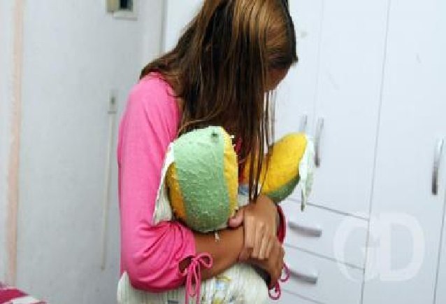 Mãe flagra compadre escondendo a filha em lençol e descobre estupro
