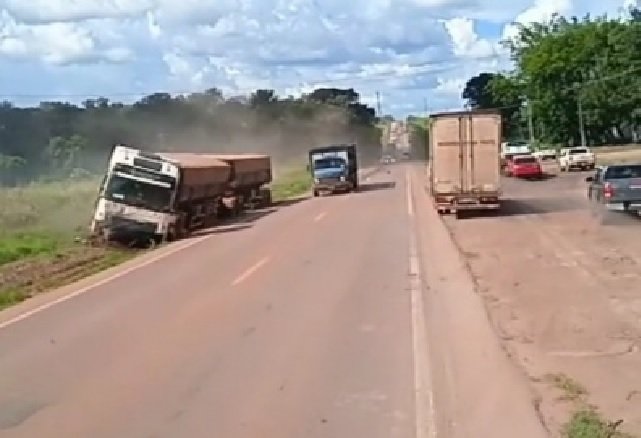 Camionete bate de frente contra carreta na BR-163 e motorista morre