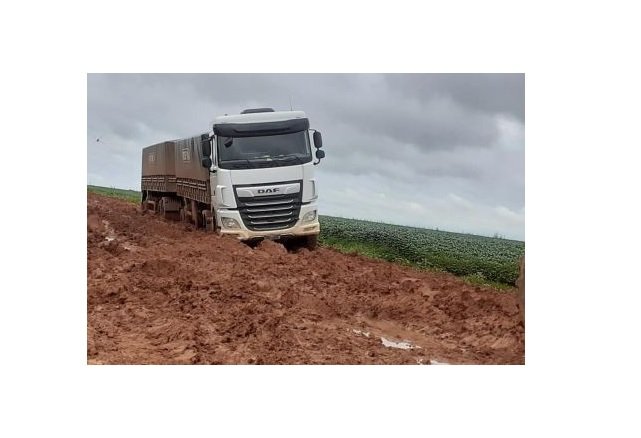 Dezenas de caminhoneiros estão presos em atoleiros na MT-020