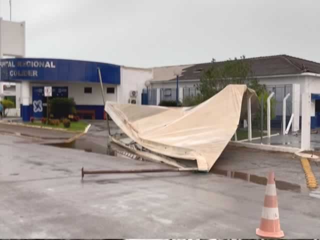 Hospital Regional de Colíder tem telhas arrancadas após passagem de tempestade. (Vídeo)